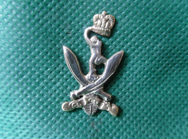 The Queens Gurkha Signals Cap Badge-0