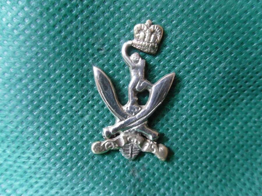The Queens Gurkha Signals Cap Badge-9118